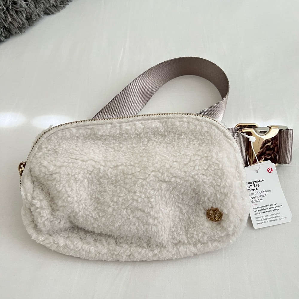 Lululemon Everywhere belt bag fleece